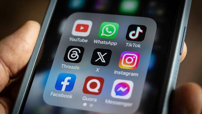 많은 사람들이 독성 부모와의 관계를 끊는 것에 대한 영상을 소셜 미디어에 공유한다.