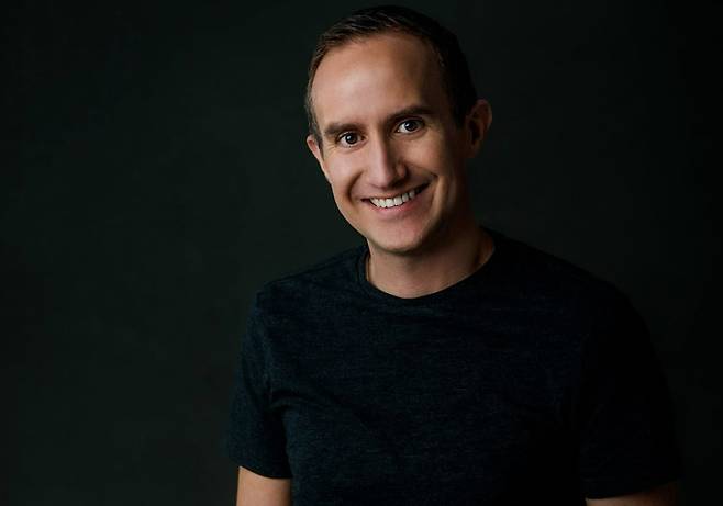 ▲돈과 심리 분야의 글로벌 ‘일타 강사’ 모건 하우절(Morgan Housel). ‘돈의 심리학’ 이후 3년만에 출간한 ‘불변의 법칙’으로 또 한 번 존재감을 입증했다.