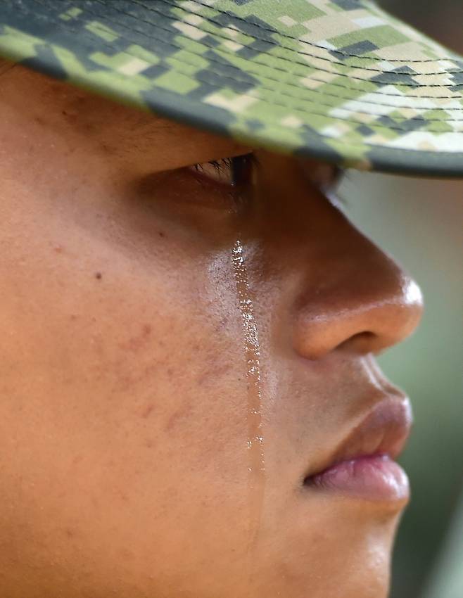 지난해 7월 22일 오전 경북 포항시 남구 해병대 1사단 내 김대식 관에서 엄수된 고 채수근 상병 영결식에서 한 해병대원이 눈물을 흘리고 있다. 채 상병은 집중호우 피해지역인 경북 예천군에서 실종자 수색 중 급류에 휩쓸려 순직했다. 동아일보DB