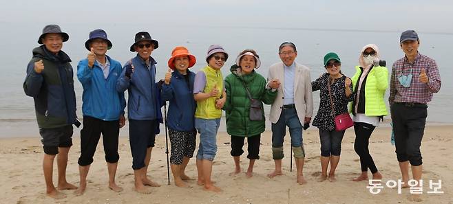 박상옥 씨(오른쪽에서 다섯 번째)가 박동창 맨발걷기국민운동본부 회장(오른쪽에서 네 번째) 등과 인천 중구 무의도 하나개해수욕장에서 포즈를 취했다. 무의도=양종구 기자 yjongk@donga.com