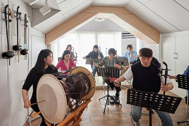 서울 서초구 박주현 해금연구소 내 해금 스튜디오에서 해금사랑방 동호회 회원들이 해금 강습을 받고 있다. 박주현 대표(맨 왼쪽)가 장구로 장단을 맞추고 있다. 스튜디오 어댑터 윤동길 실장