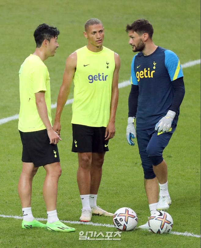 "한국을 찾은 잉글랜드 프로축구 프리미어리그(EPL) 토트넘이 11일 오후 서울 월드컵경기장에서 오픈 트레이닝을 했다. 손흥민이 히샬리송 GK 요리스 와 얘기하고 있다. 한편 토트넘은 오는 13일 오후 8시 서울월드컵경기장에서 '팀 K리그'와, 16일 오후 8시에는 수원월드컵경기장에서 세비야(스페인)와 대결한다. 상암=정시종 기자 capa@edaily.co.kr /2022.07.11. "