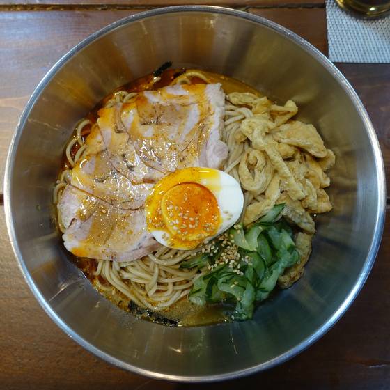 양용진 원장이 개발한 기름간장비빔메밀국수. [사진 이택희]