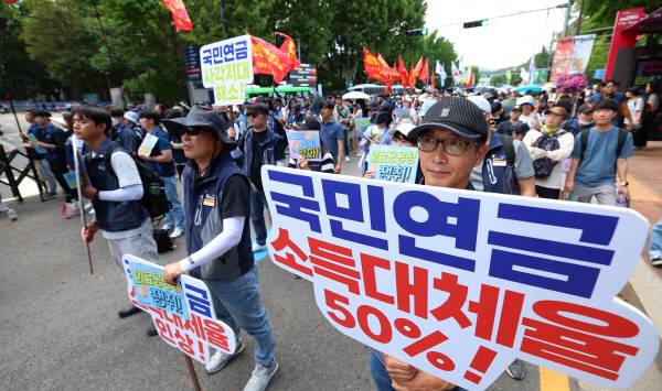 1일 오후 서울 종로구 대학로에서 열린 사회보험 보장성 강화, 의료 공공성 쟁취 결의대회에 참가한 민주노총 조합원이 사전 집회를 하고 있다. 연합뉴스