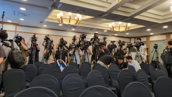 Reporters wait for ADOR CEO Min Hee-jin's press conference at the Korea Press Center in Jung District, central Seoul on Friday afternoon. There are more than 200 reporters on site. [YOON SO-YEON]
