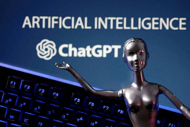 인공지능(AI) 로봇 모형이 챗GPT 로고를 가리키고 있다 [로이터 = 연합뉴스]