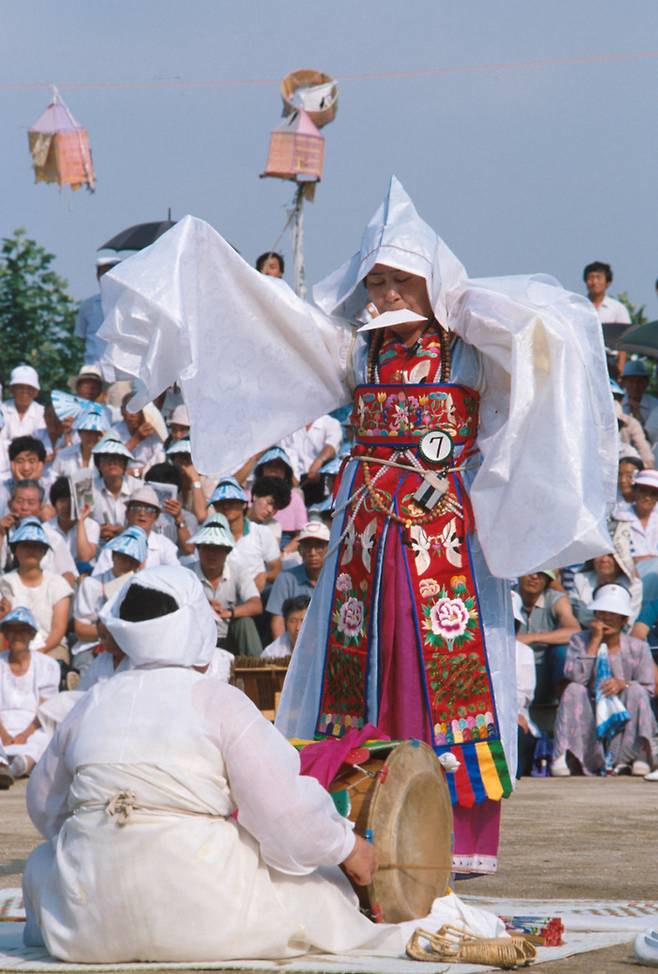 고려시대 토속신앙인 무당은 유생들의 ‘공격’을 받아야 했다. 사진은 제석굿  무당춤. [사진출처=한국민족문화대백과사전]
