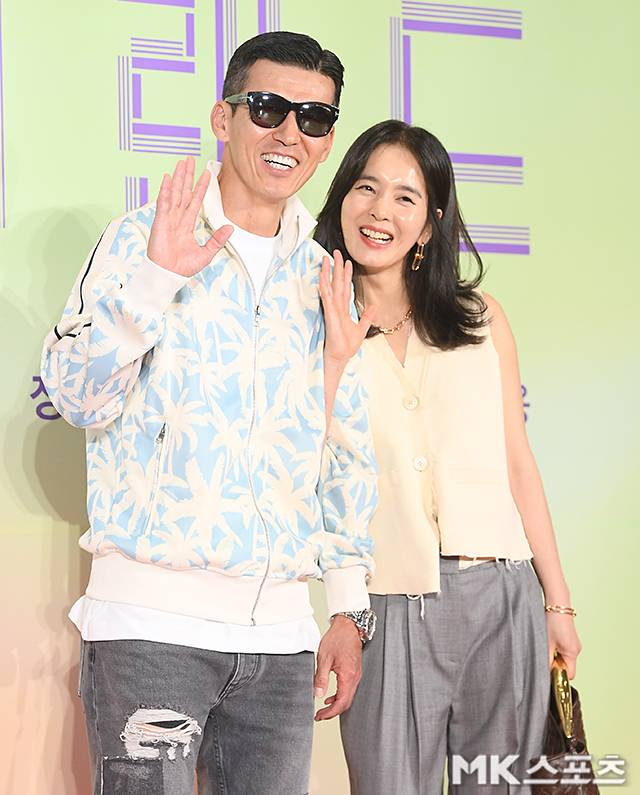 션♥정혜영 부부, “사랑 나눠드려요~”..여름을 부르는 후드 재킷-와이드 팬츠룩