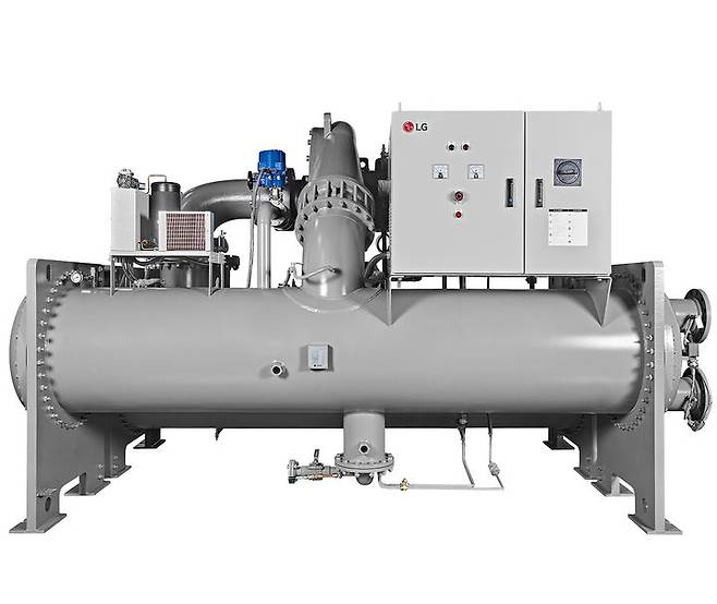 [서울=뉴시스]LG전자 초대형 냉방기 ‘칠러’가 해외 시장에서 최근 3년간 연평균 40%에 육박하는 매출 성장세를 기록하며 가파르게 성장하고 있다. 이를 통해 LG전자의 신성장동력 중 하나인 B2B 냉난방공조(HVAC) 성장을 이끄는 첨병 역할을 톡톡히 하고 있다. 사진은 LG전자 칠러 대표 제품인 터보 냉동기. (사진=LG전자 제공) photo@newsis.com *재판매 및 DB 금지