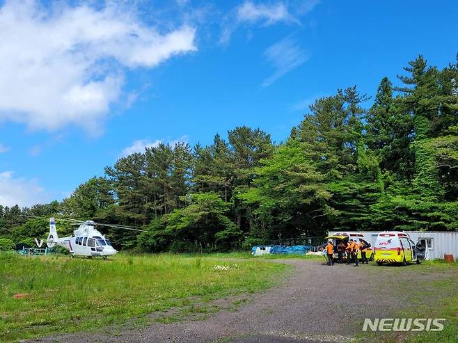 [제주=뉴시스] 1일 오후 1시54분께 제주 한라산 어리목코스 입구에서 약 1㎞ 떨어진 지점에서 등산객 A(65·여)씨가 실신해 닥터헬기가 출동한 모습. (사진=제주소방안전본부 제공) 2024.06.01. photo@newsis.com *재판매 및 DB 금지