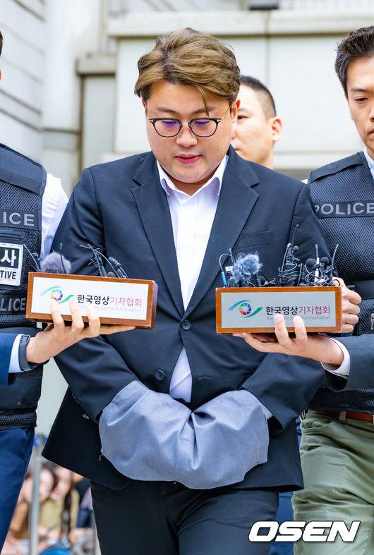 [OSEN=민경훈 기자] '음주 뺑소니' 혐의로 구속영장이 청구된 가수 김호중이&nbsp;24일 서울중앙지법에서 구속 전 피의자 심문(영장실질심사)을 가졌다.검찰은 전날 경찰의 신청에 따라 김호중에 대해 특정범죄가중처벌법상 위험운전치상, 도주치상 등 혐의로 구속영장을 청구했다. 그의 소속사 대표와 전 본부장에 대해서도 구속영장이 청구됐다.가수 김호중이 구속영장실질심사를 마친 뒤 법원을 나서고 있다.&nbsp;. 2024.05.24 /rumi@osen.co.kr