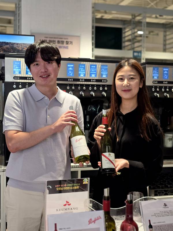 남호주 와인 펜폴즈와 다렌버그를 소개하는 수입사 금양인터내셔날 관계자. 최현태 기자