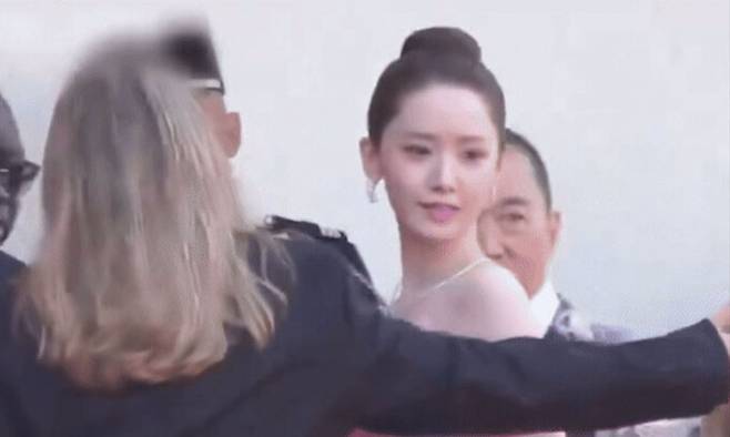 제77회 칸 국제 영화제에서 포즈를 취하려는 배우 윤아를 막아서는 경호원. X 갈무리