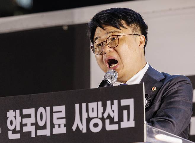 임현택 대한의사협회장이 30일 오후 서울 중구 덕수궁 대한문 앞에서 의사협회 주최로 열린 대한민국 정부 한국 의료 사망선고 촛불집회에 참석해 의료 정상화를 요구하는 연설을 하고 있다.&nbsp; &nbsp; 연합뉴스