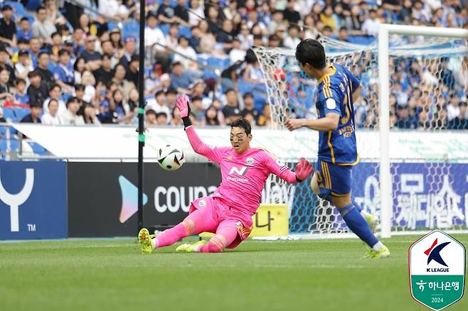 시즌 4번째 현대가 더비에서 울산HD가 전북현대를 1-0으로 꺾었다. 울산은 1일 울산 문수축구경기장에서 열린 하나은행 K리그1 2024 16라운드 맞대결서 후반 추가시간 터진 아타루의 결승포로 승점 3점을 챙겼다. 울산은 9승4무3패, 승점 31로 선두를 탈환했다. 전북은 3승5무8패, 승점 14로 리그 10위를 유지했다. 이 경기 전까지 올 시즌 3번 맞붙어 1승2무로 전북에 한 번도 지지 않았던 울산은 무패 기록을 5경기로 늘렸다. 또한 지난 시즌부터 전북전 홈 5연승을 내달렸다. 한국프로축구연맹 제공