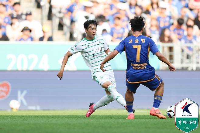 시즌 4번째 현대가 더비에서 울산HD가 전북현대를 1-0으로 꺾었다. 울산은 1일 울산 문수축구경기장에서 열린 하나은행 K리그1 2024 16라운드 맞대결서 후반 추가시간 터진 아타루의 결승포로 승점 3점을 챙겼다. 울산은 9승4무3패, 승점 31로 선두를 탈환했다. 전북은 3승5무8패, 승점 14로 리그 10위를 유지했다. 이 경기 전까지 올 시즌 3번 맞붙어 1승2무로 전북에 한 번도 지지 않았던 울산은 무패 기록을 5경기로 늘렸다. 또한 지난 시즌부터 전북전 홈 5연승을 내달렸다. 한국프로축구연맹 제공