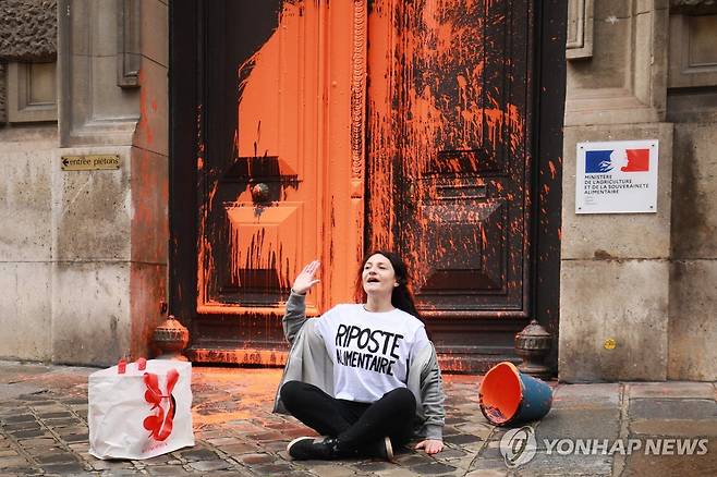 프랑스 농업부 앞에서 시위하는 식량반격 활동가 [AFP 연합뉴스 자료사진. 재판매 및 DB 금지]