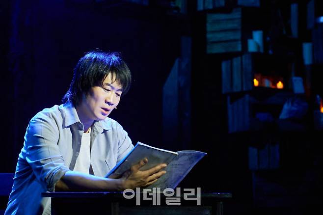 ‘목소리 프로젝트’의 첫 번째 음악극 ‘태일’의 2021년 공연 중 전태일 역을 맡았던 배우 진선규의 공연 장면. (사진=플레이더상상)