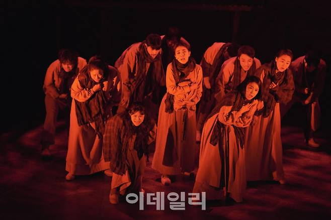 음악극 ‘섬: 1933~2019’의 한 장면. (사진=국립정동극장, 라이브러리컴퍼니)