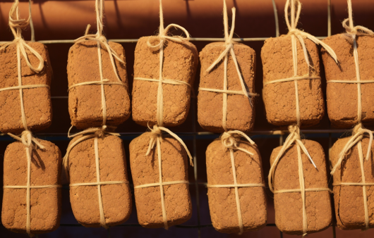 콩으로 만든 메주를 발효시켜 된장을 만든다 | 출처 : 미드저니