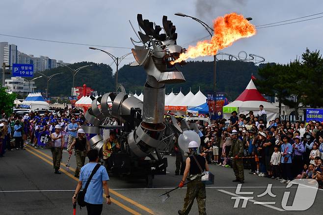 2024 포항국제불빛축제 둘째 날인 1일 오후 북구 영일대해상공원에서 열린 '판타스틱 포(4)항' 거리 퍼레이드에서 스틸 용이 불을 뿜고 있다. 2024.6.1/뉴스1 ⓒ News1 최창호 기자