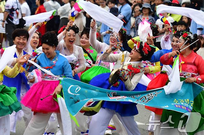 2024 포항국제불빛축제 둘째 날인 1일 오후 북구 영일대해상공원에서 '판타스틱 포(4)항' 거리 퍼레이드에 참가한 팀들이  퍼포먼스를 펼치고 있다. 2024.6.1/뉴스1 ⓒ News1 최창호 기자