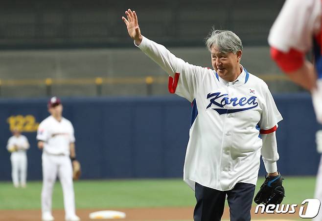 야구의 날을 맞은 23일 오후 고척스카이돔에서 열린 프로야구 '2022 신한은행 SOL KBO리그' KIA 타이거즈와 키움 히어로즈의 경기에 앞서 김경문 전 국가대표팀 감독이 시구를 마친 뒤 손인사를 하고 있다. 2022.8.23/뉴스1 ⓒ News1 이동해 기자