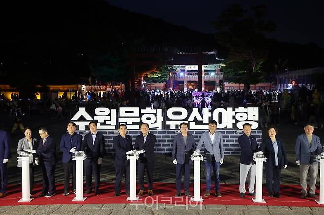 이재준 시장(오른쪽 6번째부터), 이재식 수원시의회 부의장, 김준혁(수원정) 의원 등이 개막행사에 함께하고 있다. [사진=수원시]