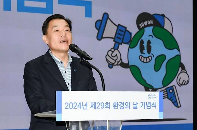 이재준 수원시장이 지난 5월31일 경기대학교 하이엔드홀에서 열린 ‘제29회 환경의 날 기념식’에 참석해 이야기를 하고 있다.