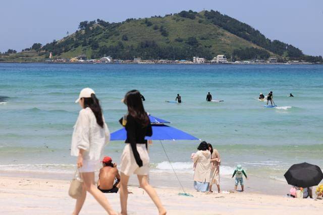 제주시 한림읍 협재해수욕장을 찾은 관광객이 여름 바다 정취를 만끽하고 있다. [사진 = 연합뉴스]