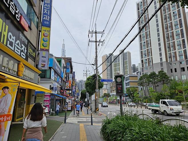 지난 30일 서울 지하철 8호선 산성역 2번 출구에서 바라본 일대 전경. /백윤미 기자