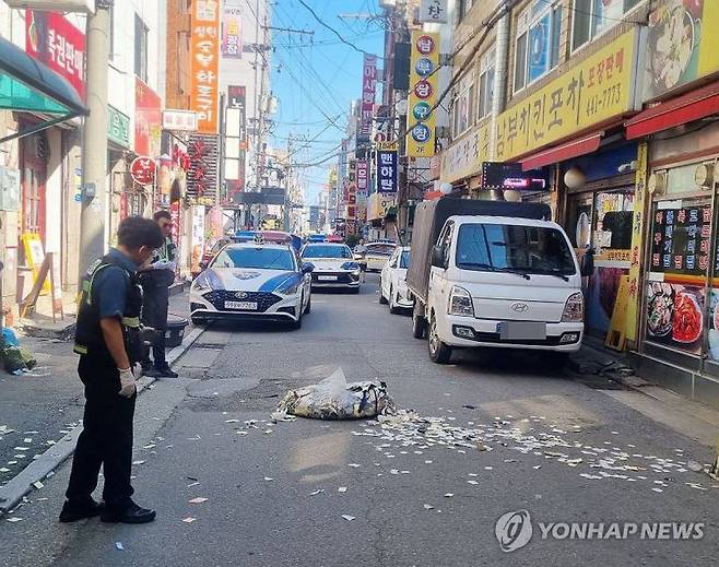 2일 오전 경기도 안양시 만안구의 한 시장에 북한의 대남 오물풍선 잔해가 흩어져 있다. 경기도소방재난본부 제공