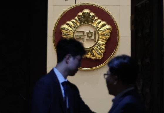 21대 국회 마지막 본회의가 끝난 지난달 28일 오후 서울 여의도 국회 관계자가 본회의장 문을 닫고 있다. 연합뉴스