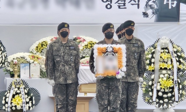 강원도 인제 12사단 신병교육대에서 군기 훈련을 받던 중 쓰러져 숨진 훈련병에 대한 영결식이 지난달 30일 오전 전남 나주시 한 장례식장 야외 공간에서 열렸다.  사진=연합뉴스