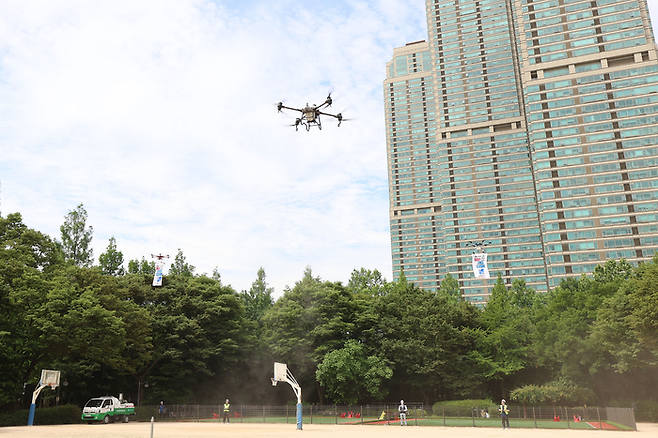 서울 강남 지역에서 모기 살충제를 실은 드론이 방역하는 모습. 강남구 제공