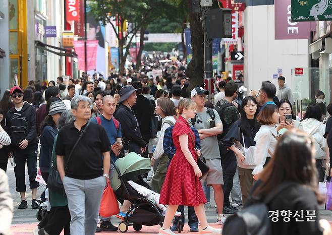 지난달 1일 서울 명동거리가 시민들과 관광객들로 붐비고 있다. 정지윤 선임기자