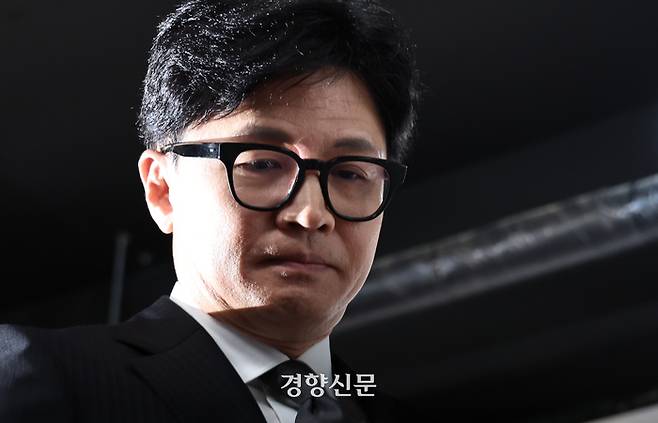 한동훈 국민의힘 비상대책위원장 겸 총괄선거대책위원장이 지난 4월11일 서울 여의도 국민의힘 중앙당사에서 총선 결과에 따른 위원장직 사퇴 입장을 밝힌 뒤 회견장을 나서고 있다. 문재원 기자