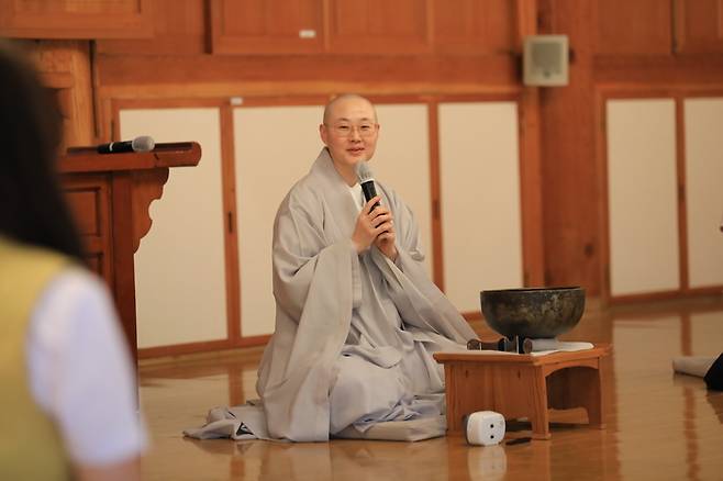 지난달 31일 서울 은평구 진관사에서 열린 선명상 프로그램 체험에서 혜주스님이 ‘자비명상’에 대해 이야기하고 있다. 대한불교조계종 제공