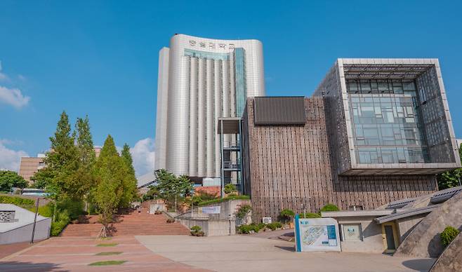 숭실대 전경. 시대를 앞서가며 한국 대학 교육을 선도하고 있는 숭실대학교는 특히 인공지능 시대가 도래하기 전부터 국내 최초로 인공지능학과(1991년) 등을 설립하며 한국 정보기술(IT) 교육의 선구자적인 역할을 해왔다.