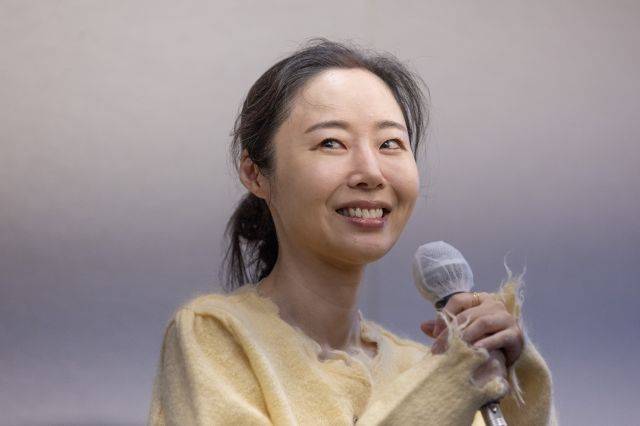 민희진 어도어 대표가 5월 31일 오후 서울 중구 한국프레스센터에서 이날 오전 열린 어도어 임시주주총회와 관련한 입장을 발표하던 중 밝아진 얼굴로 미소 짓고 있다. 연합뉴스