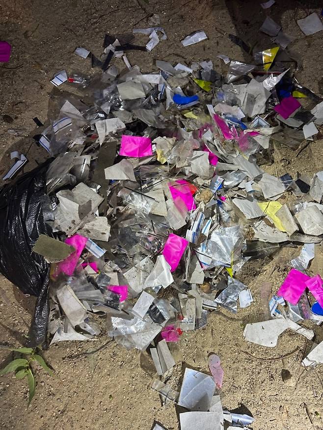 2일 서울 서초구에서 발견된 대남 오물풍선 내용물/사진제공=합동참모본부