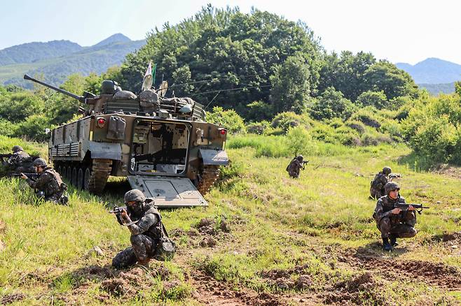 예비군 동원훈련에서 육군 11사단 결전여단 예비역 장병들이 K-21 장갑차에서 하차해 사주경계를 하고 있다. [연합]