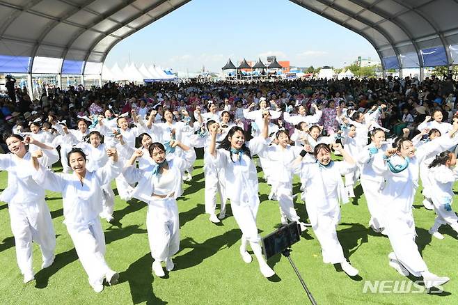 [화성=뉴시스] 화성 뱃놀이 축제 주무대에서 1일 바람의 사신단 경연이 진행되고 있다. 관람객이 메인 무대 객석을 가득 채운 가운데 바람의 사신단 경연팀의 에너지가 공연장을 가득 채웠다.(사진=화성시 제공)2024.06.02.photo@newsis.com
