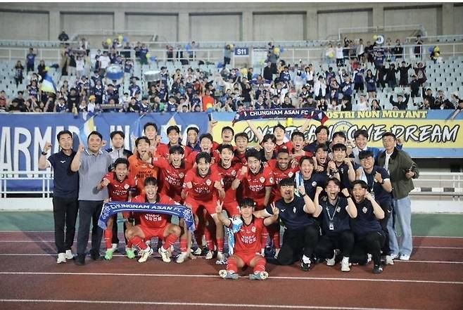 [서울=뉴시스] 2일 천안종합운동장에서 열린 천안시티FC와의 경기에서 승리한 충남아산FC 선수단. (사진=충남아산FC 공식 SNS 캡처) 2024.06.02. *재판매 및 DB 금지