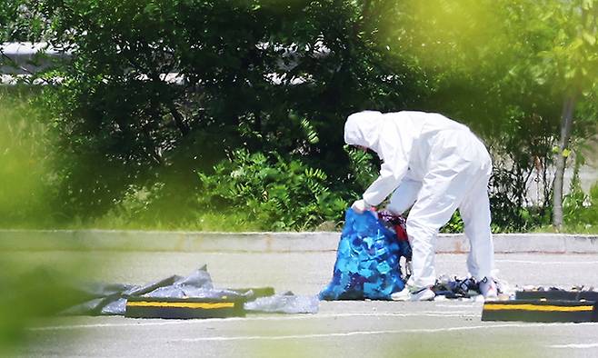 2일 경기도 시흥시 한 쇼핑몰 주차장에서 관계자가 북한이 살포한 것으로 추정되는 오물 풍선 잔해를 수거하고 있다. 연합뉴스