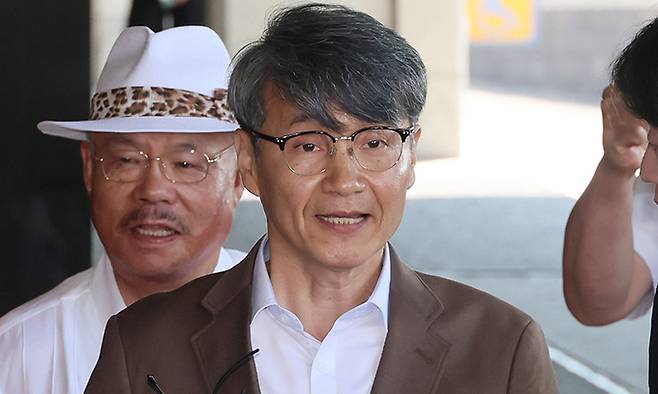 김건희 여사에게 명품 가방을 전달한 혐의를 받는 최재영 목사가 지난 5월 31일 서울 서초구 서울중앙지검에 재소환돼 조사실로 향하기 전 취재진 질문에 답하고 있다. 연합뉴스