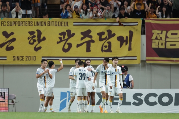 광주FC 선수들이 2일 서울월드컵경기장에서 열린 2024 K리그1 16라운드 FC서울과의 원정 경기에서 결승 골을 넣은 베카와 기뻐하고 있다. K리그 제공