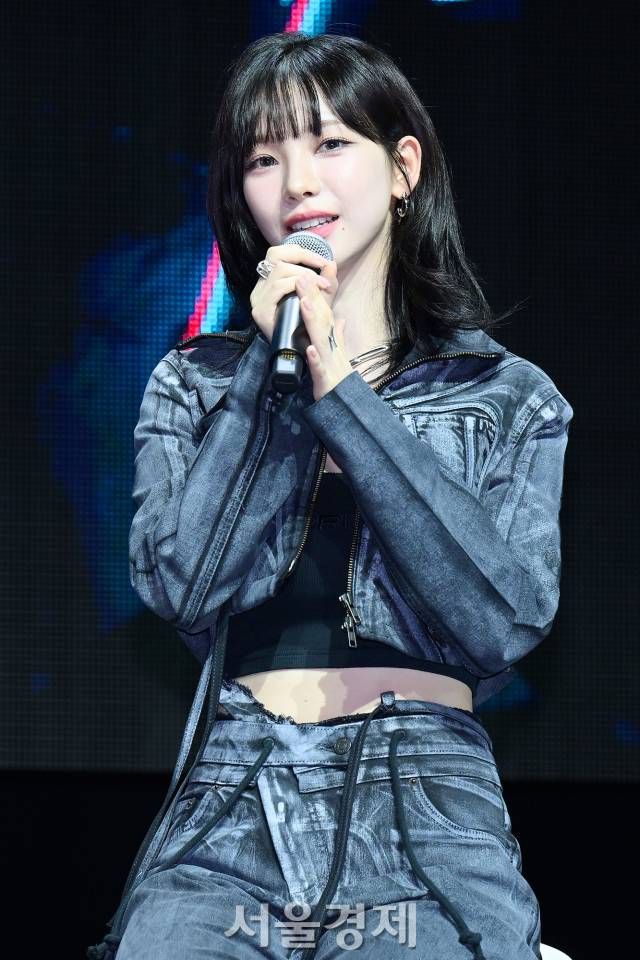 웃음 참고 대답하는 카리나