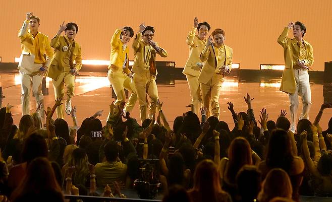 2021년 11월 ‘아메리칸 뮤직 어워즈(AMA)’에서 시상식 마지막 공연으로 그룹 방탄소년단이 히트곡 ‘버터’를 부르고 있다. ⓒAP Photo