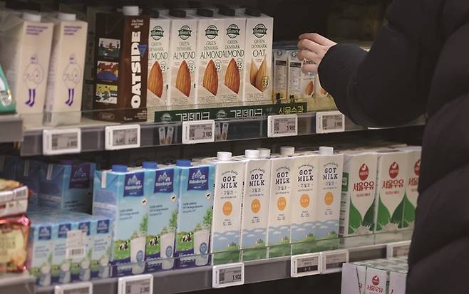 원유 가격 인상에 따른 밀크플레이션이 가속화하고 있다.[사진=뉴시스]